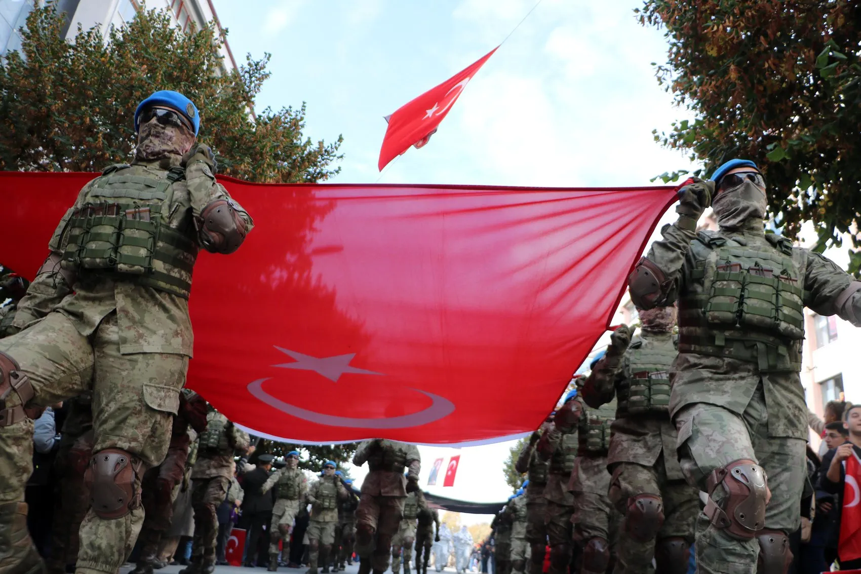 Bolu sokaklarında yankılanan o ses: Komandolar Cumhuriyet coşkusunu zirveye taşıdı