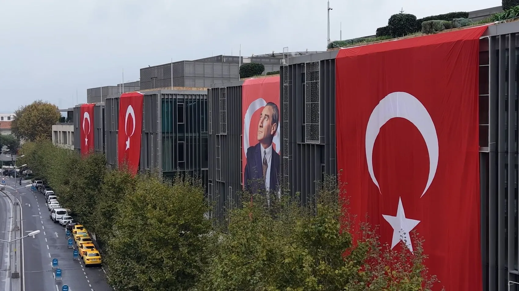 İstanbul'un kalbinde Cumhuriyet coşkusu: Gökyüzünden yansıyan kırmızı beyaz manzara