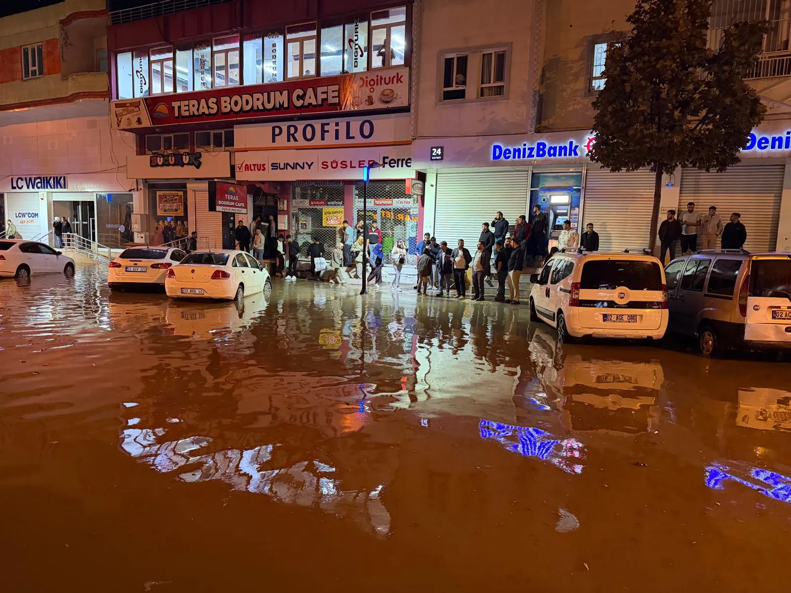 Adıyaman'da gökyüzü boşaldı: Şehir merkezi ve ilçelerde hayat felç oldu