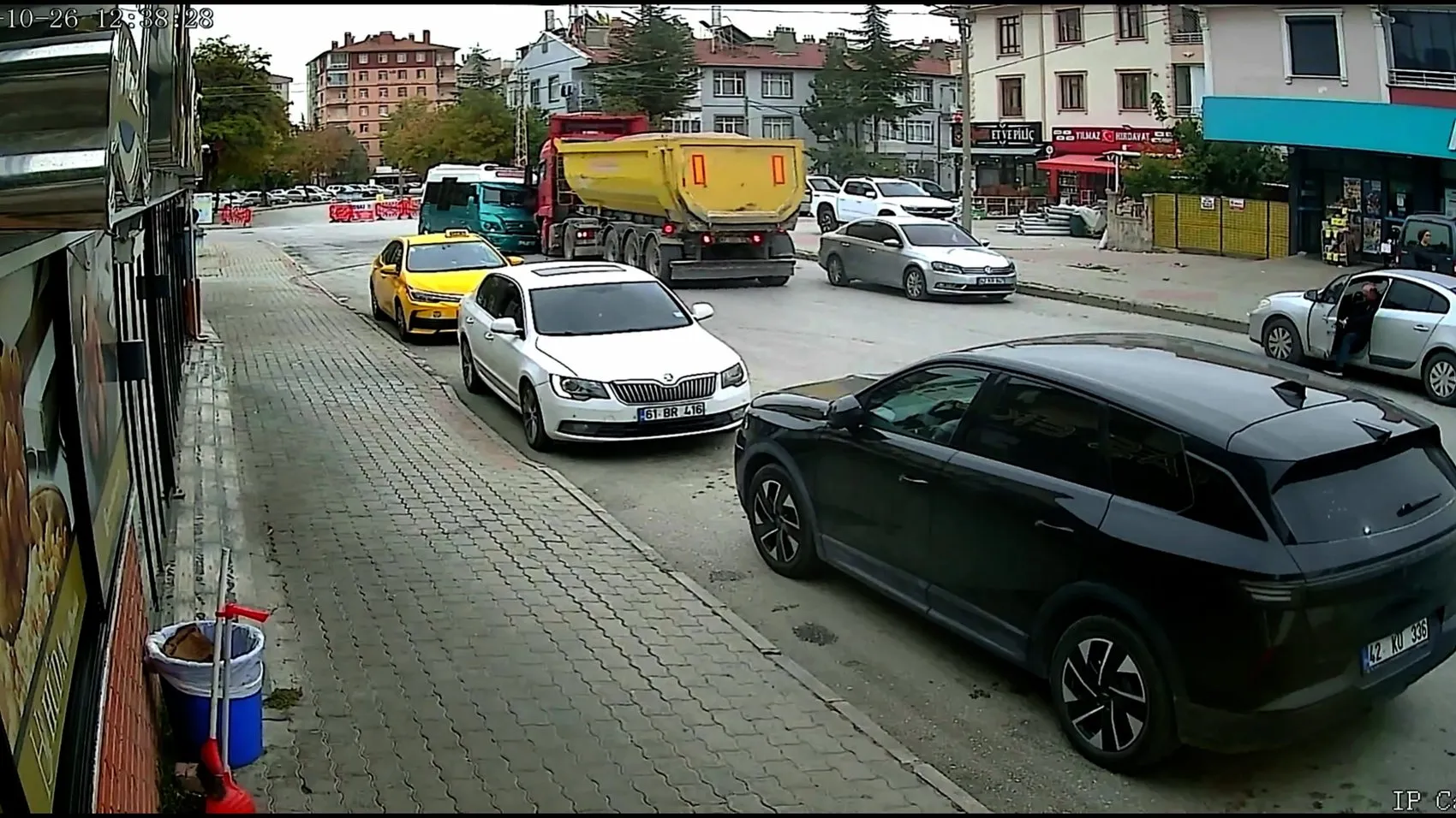Selçuklu'da dehşet anları: Minibüs ve kamyon çarpışması kamerada