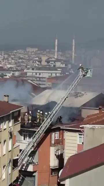 Sultanbeyli'de korku dolu anlar: Çatı katı bir anda alevlere teslim oldu