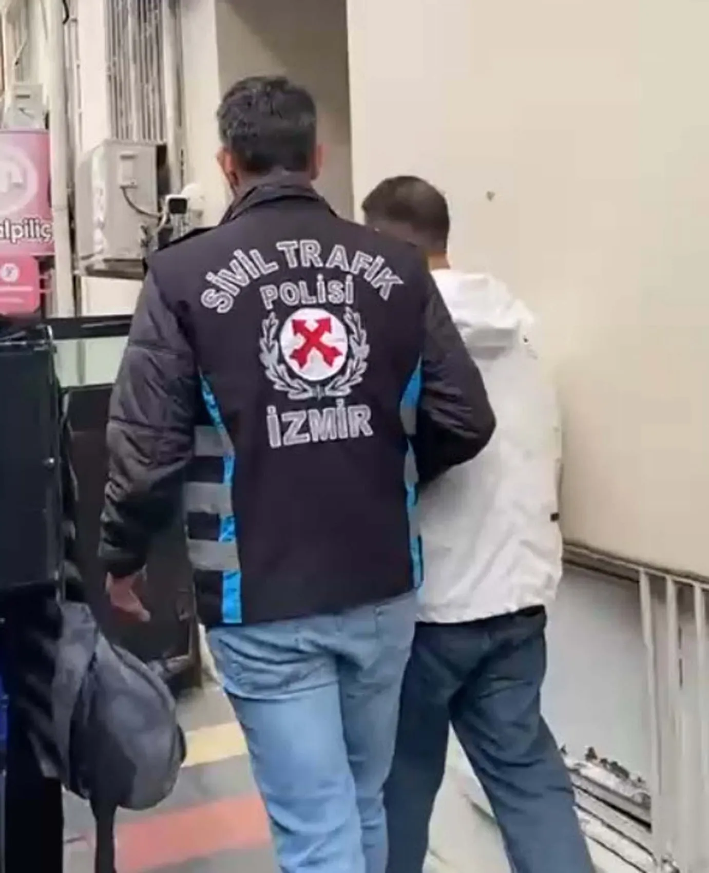 İzmir trafiğinde dehşet anları: İki kişiye toplam 366 bin liralık ağır fatura