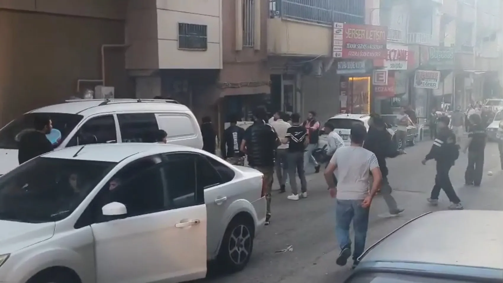 Şanlıurfa'da pazar yerinde dehşet anları: Sopa ve bıçaklar havada uçuştu
