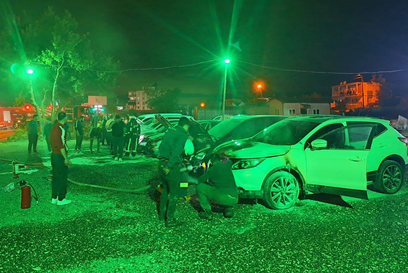 Serik'te gece yarısı dehşeti: 6 aracı ateşe veren şüpheli teslim oldu