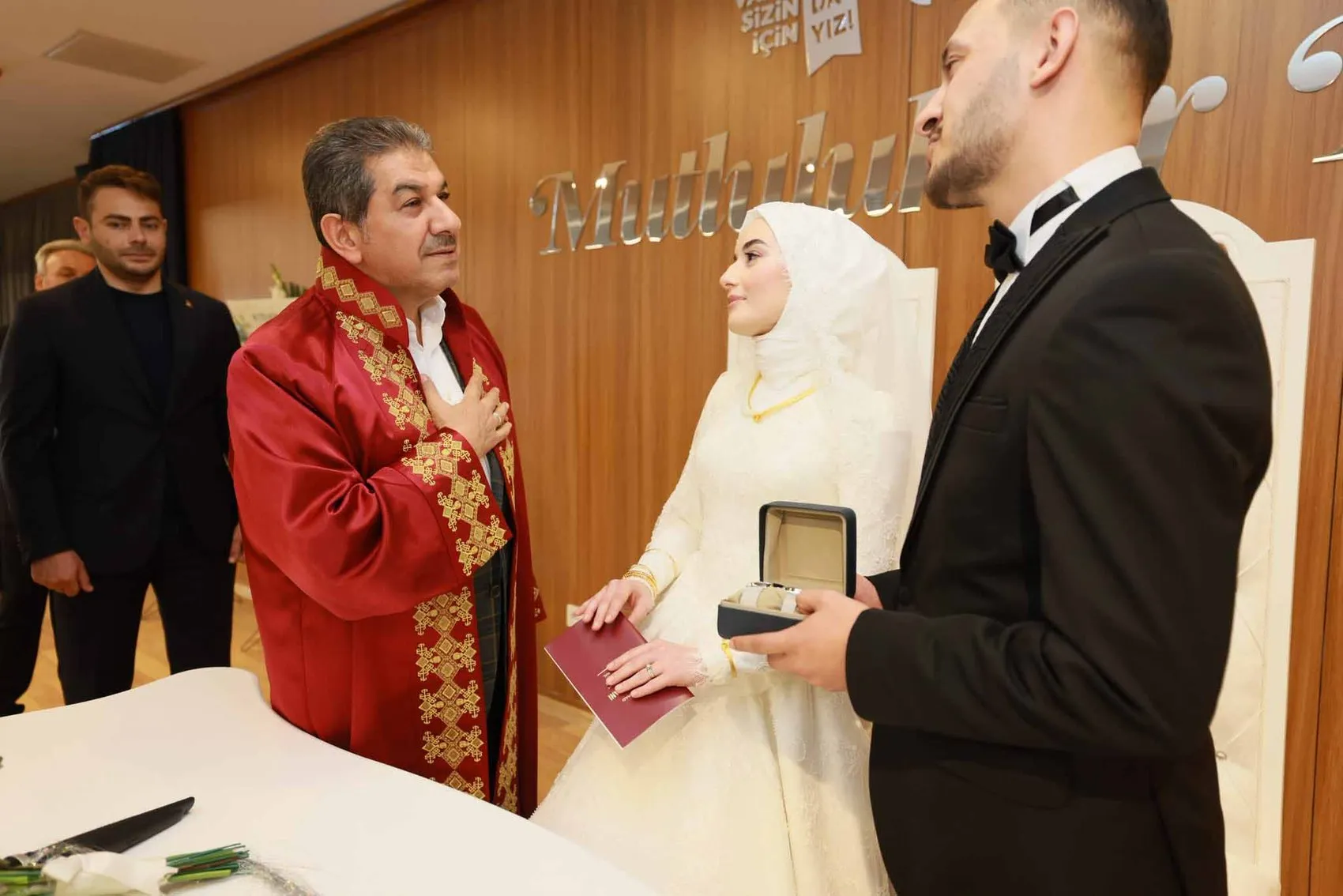 Esenler'de evlenecek çiftlere belediyeden sürpriz hediye: En mutlu gününüzü ölümsüzleştiriyoruz