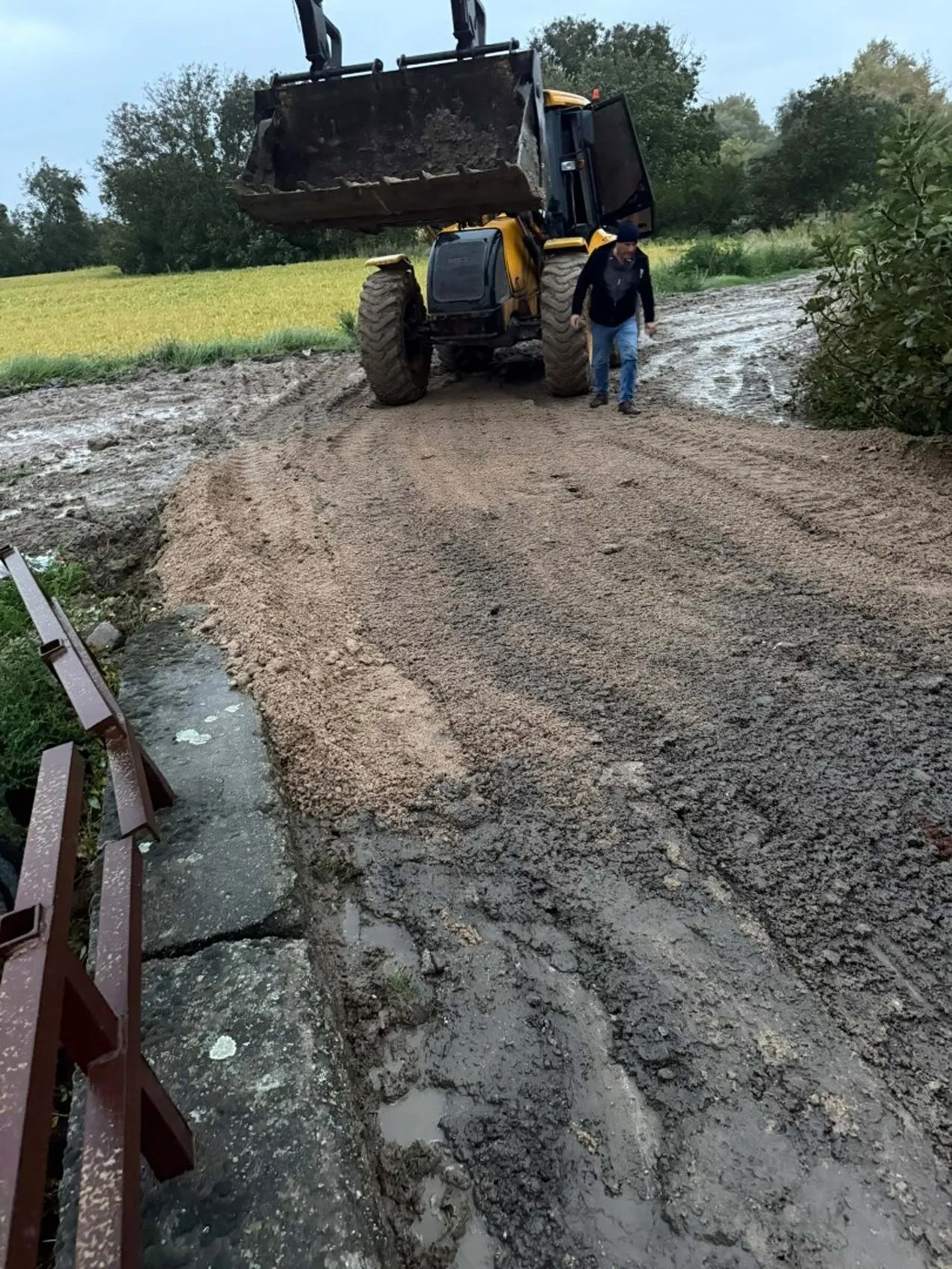 Çanakkale'de doğa öfkesini kustu: Köprü yolu çöktü, tekneler karaya sürüklendi