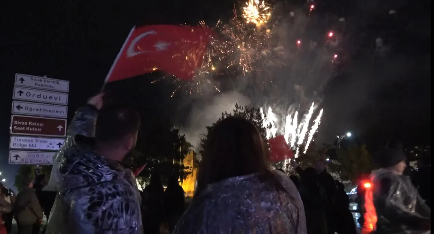 Cumhuriyetin doğduğu şehirde bayram coşkusu: Sivas sokakları kırmızı beyaza büründü