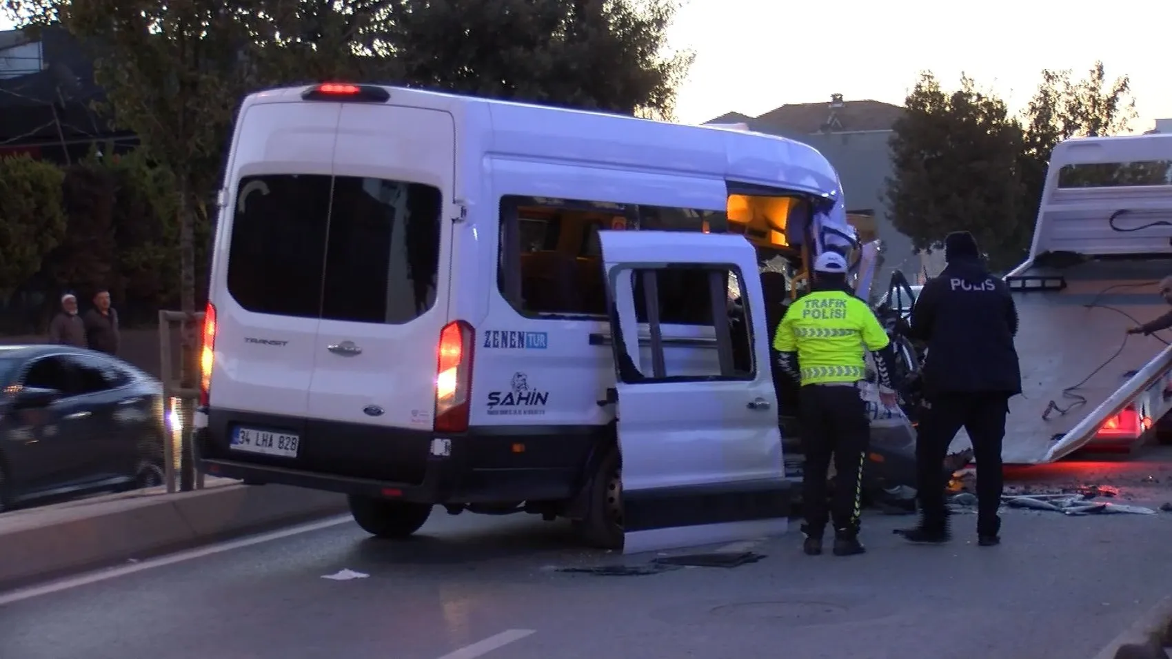 Arnavutköy'de dehşet anları: Servis minibüsünün kamyona çarptığı kaza kamerada