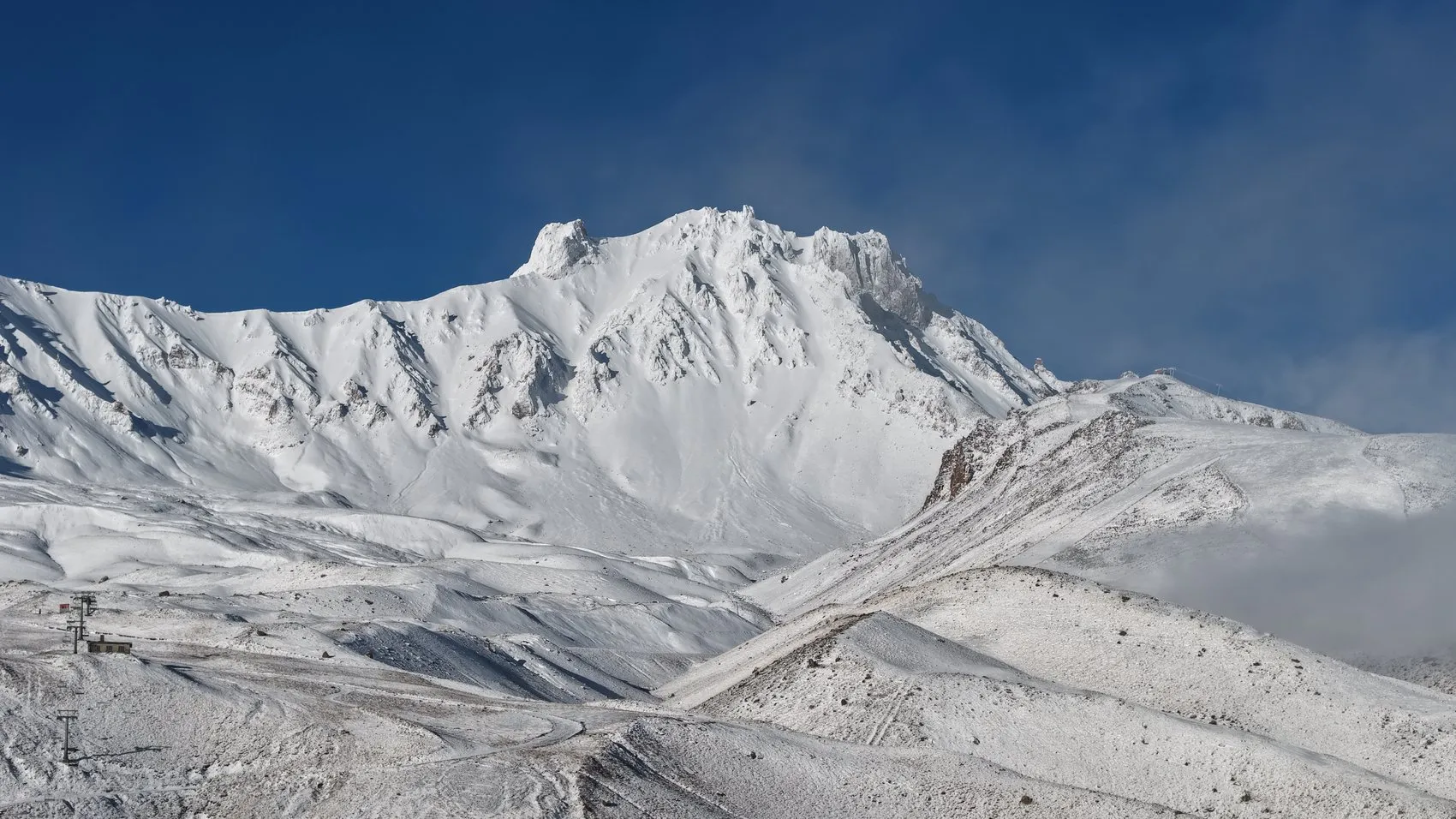 Kayseri'nin dev zirvesine kışın ilk müjdesi düştü
