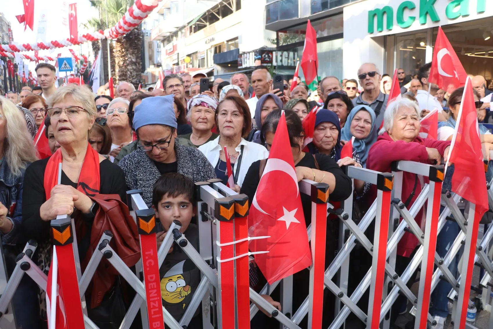 Özgür Özel'den Denizli'de kapsayıcılık mesajı: Partimizin kapısı herkese ardına kadar açık