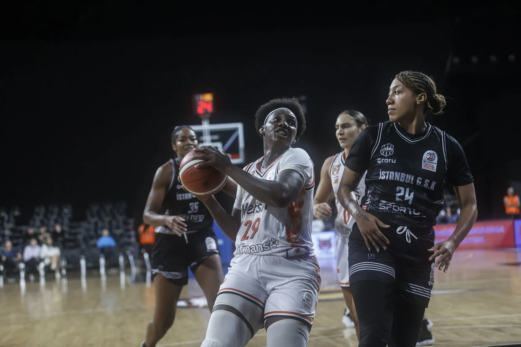 Servet Tazegül'de Çimsa ÇBK Mersin Rüzgarı: İstanbul Gençlikspor'a Geçit Yok