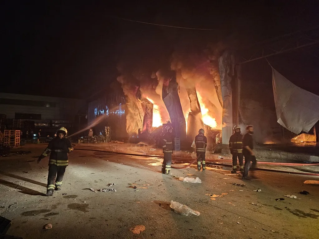 Adana'da sebze halini küle çeviren felaketin bilançosu gün ağarınca ortaya çıktı