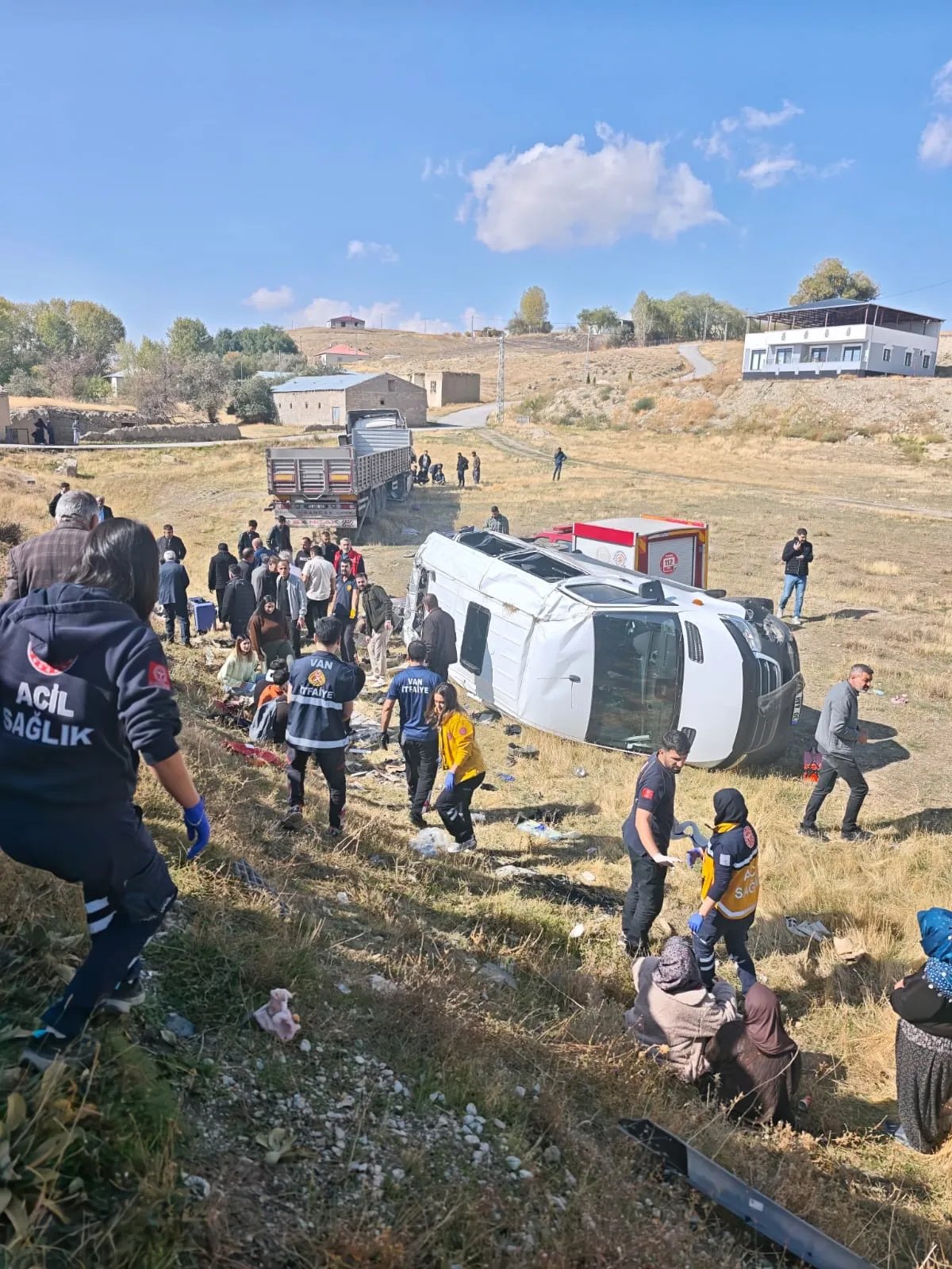 Van'da dehşet anları: Şarampole yuvarlanan minibüsten 11 yaralı çıktı
