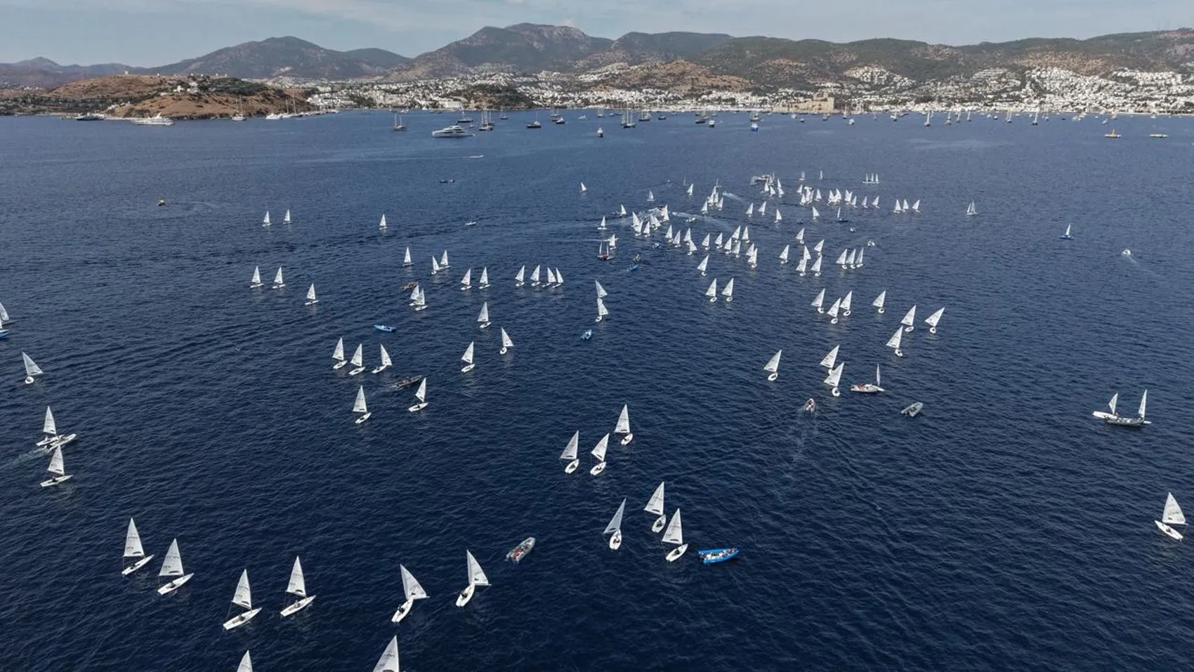 Bodrum'un Mavi Sularında Dev Buluşma: 39 Ülkeden Genç Yelken Yıldızları Şampiyonluk İçin Yarışıyor