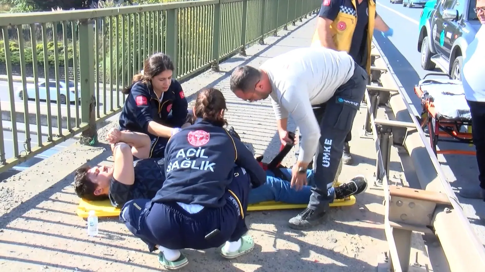 Ataşehir TEM bağlantı yolunda korkunç kaza: Motosikletli iki kişi yola savruldu