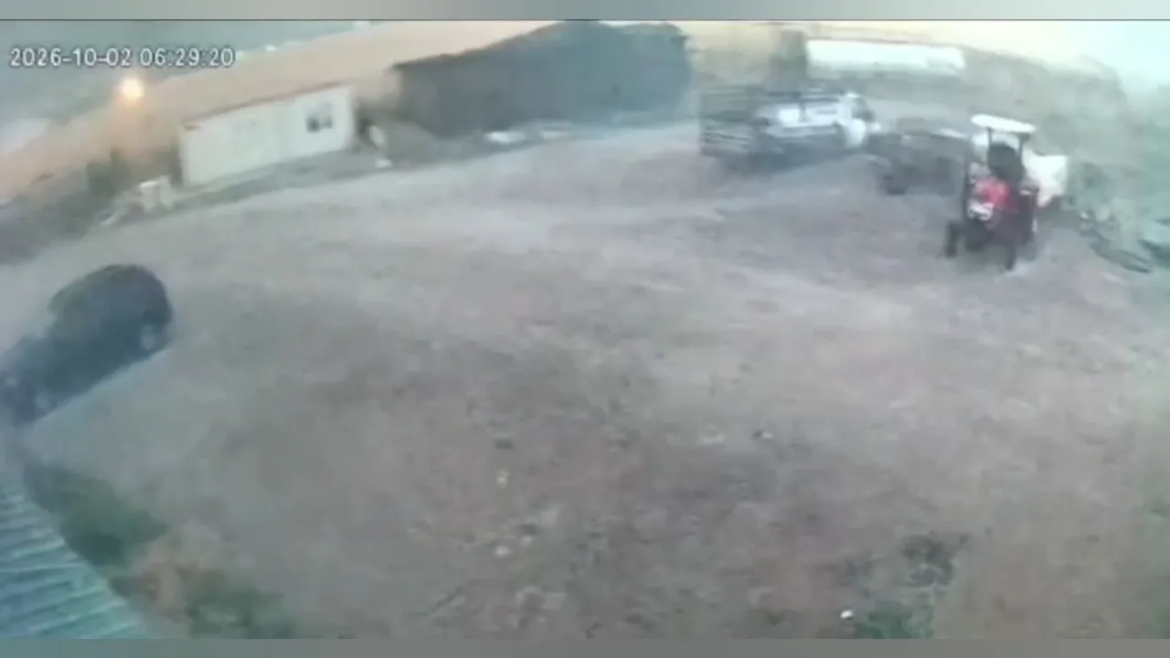 Bismil'de dehşet anları: Minare evin üzerine böyle devrildi