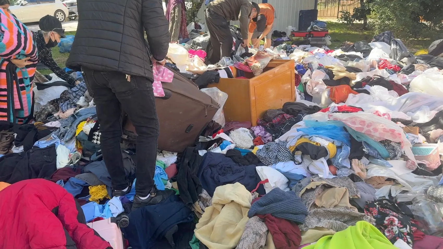 Avcılar'da şaşkına çeviren görüntü: Bodrum katından sokağa taşan kıyafetler kapış kapış gitti