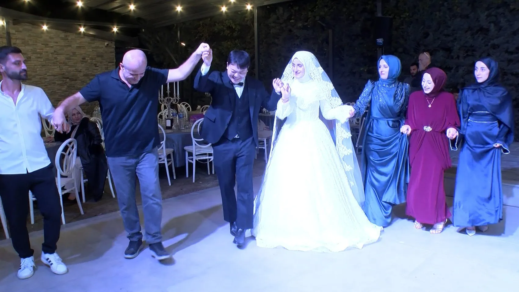 Bursa'dan Güney Kore'ye uzanan aşk: Trabzonsporlu damat horonla dünyaevine girdi