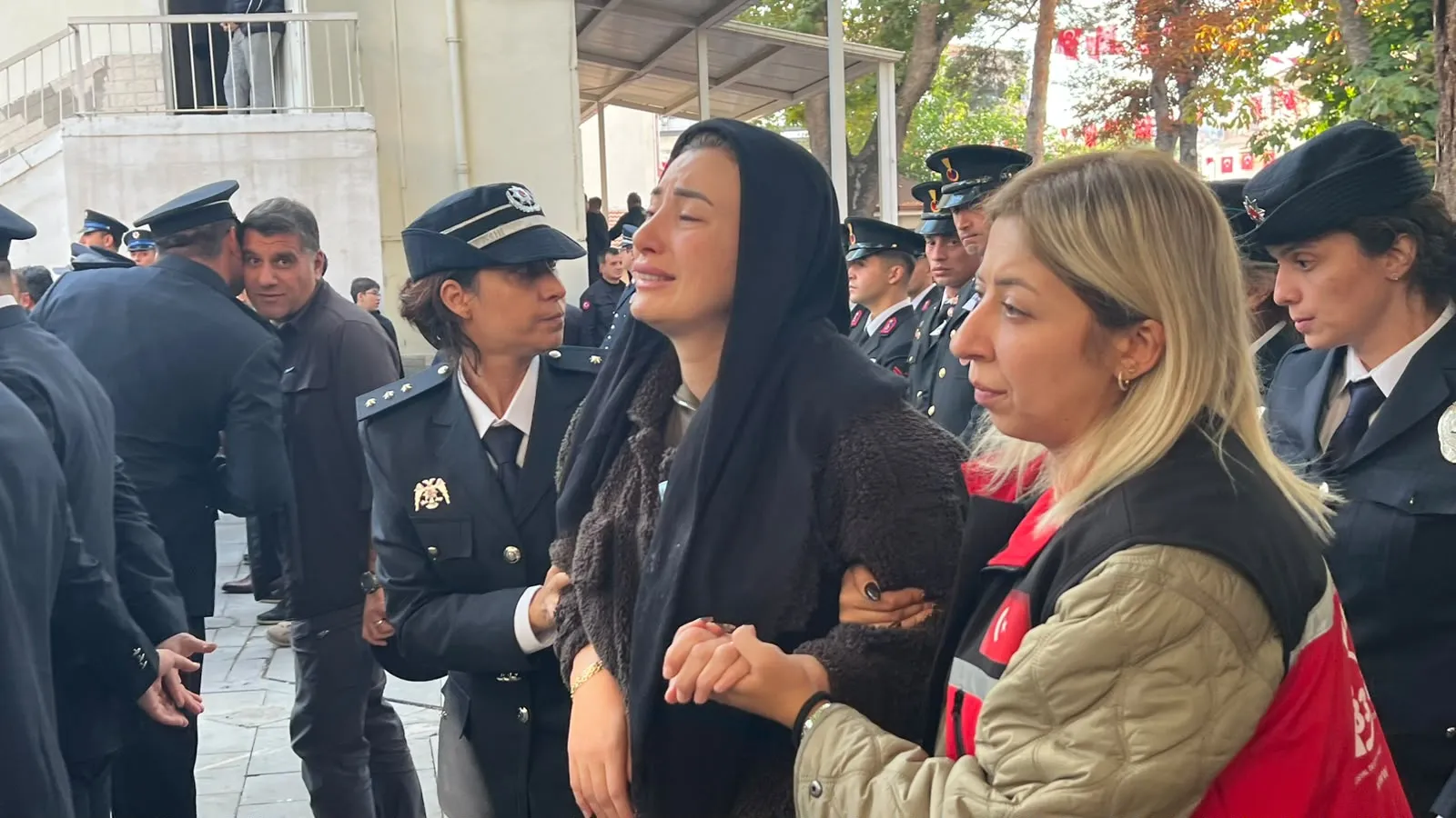 Ankara'da hüzünlü veda: Şehit polis Ahmet Türkoğlu son yolculuğuna uğurlandı