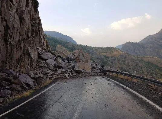 Komato Dağı'nda korkutan heyelan: Ulaşım tamamen durdu