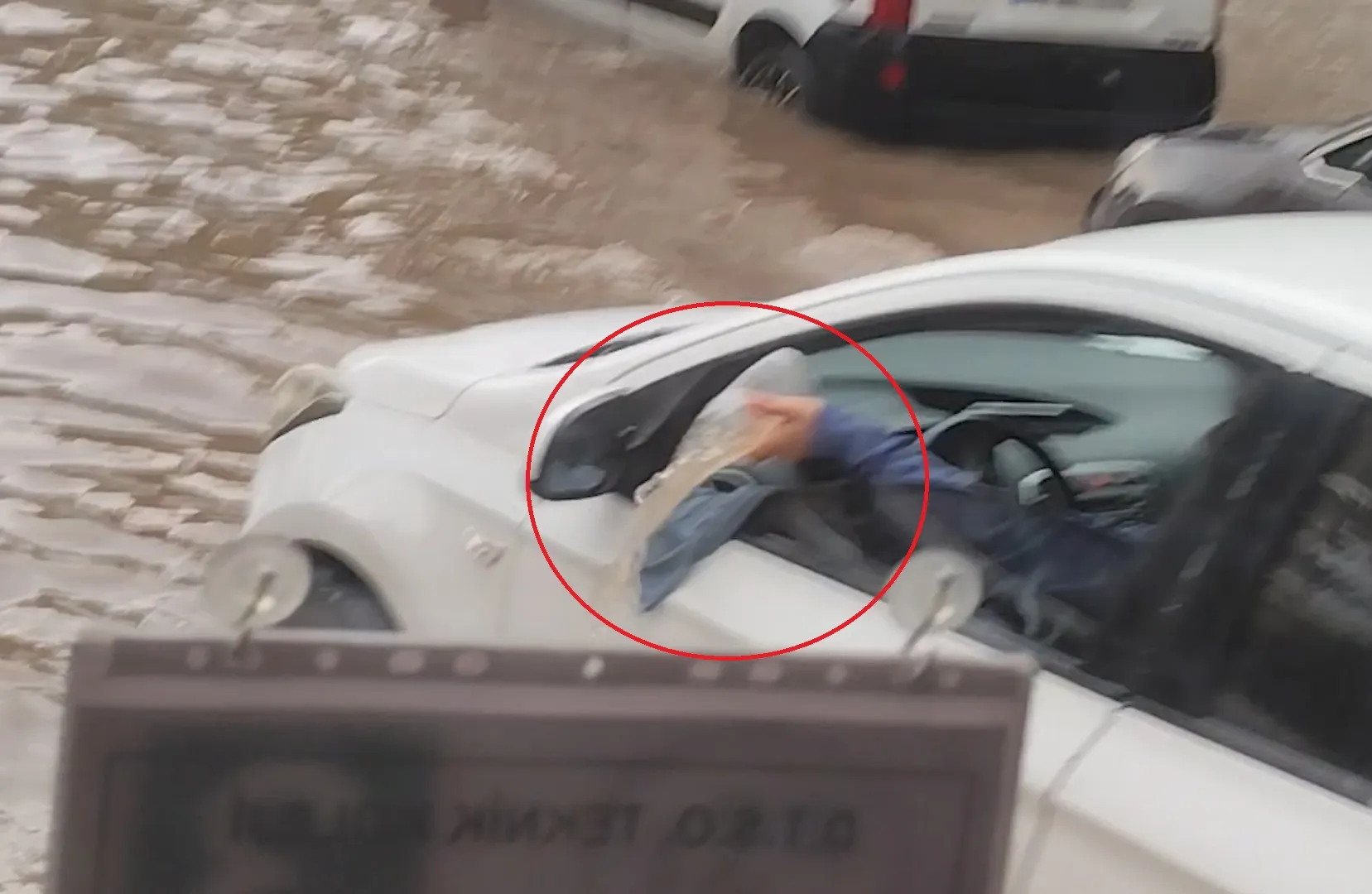 Diyarbakır'da şaşkına çeviren görüntü: Otomobiline dolan suyu bardakla boşalttı