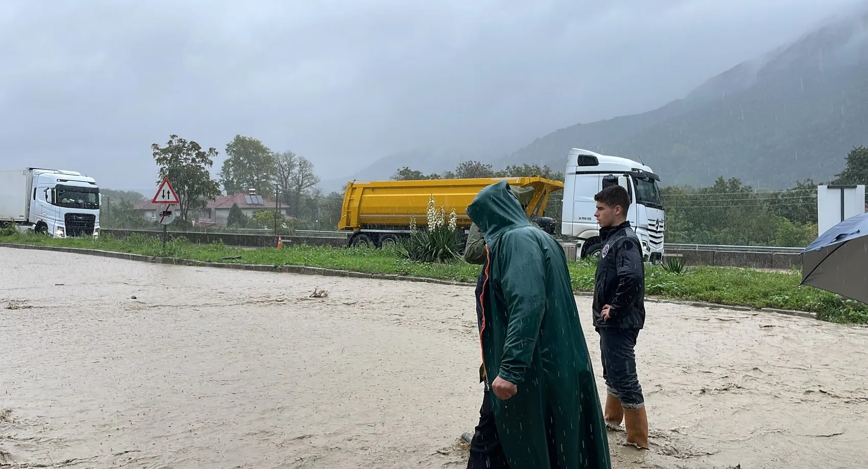 Sakarya'da sağanak kabusu: D-650 kara yolunda sürücüler zor anlar yaşadı