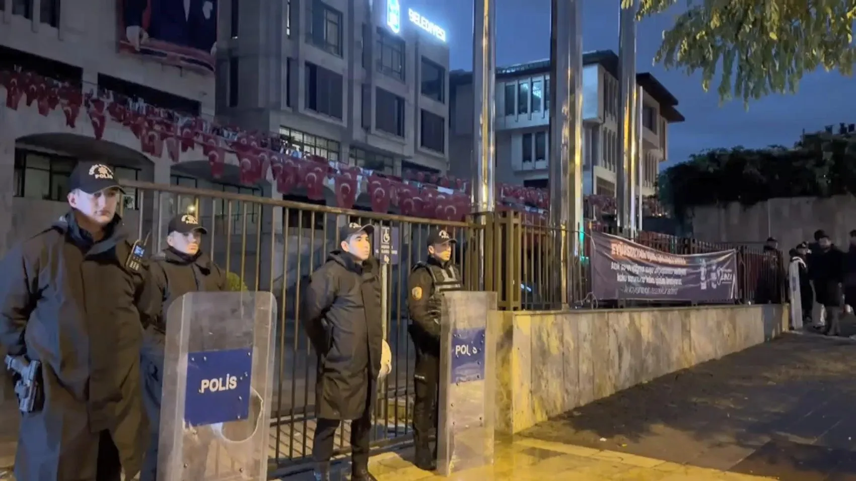 Eyüpsultan Belediyesi'nde şok baskın: Belediye Başkanı dahil 28 kişi gözaltında