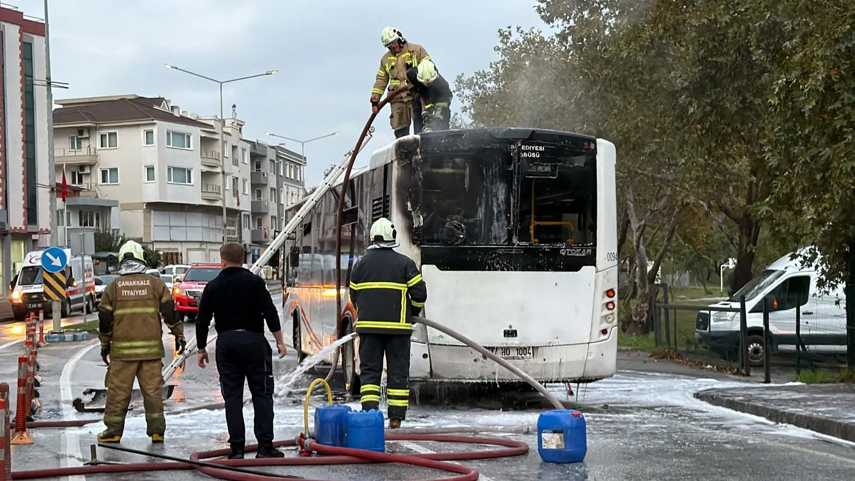 Çanakkale'de korkutan anlar: Seyir halindeki otobüs alevlere teslim oldu