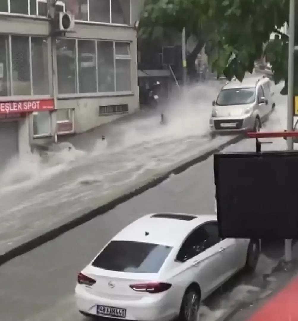 İstanbul'da sağanak dehşeti: Sel sularına kapılan kadın ölümden döndü