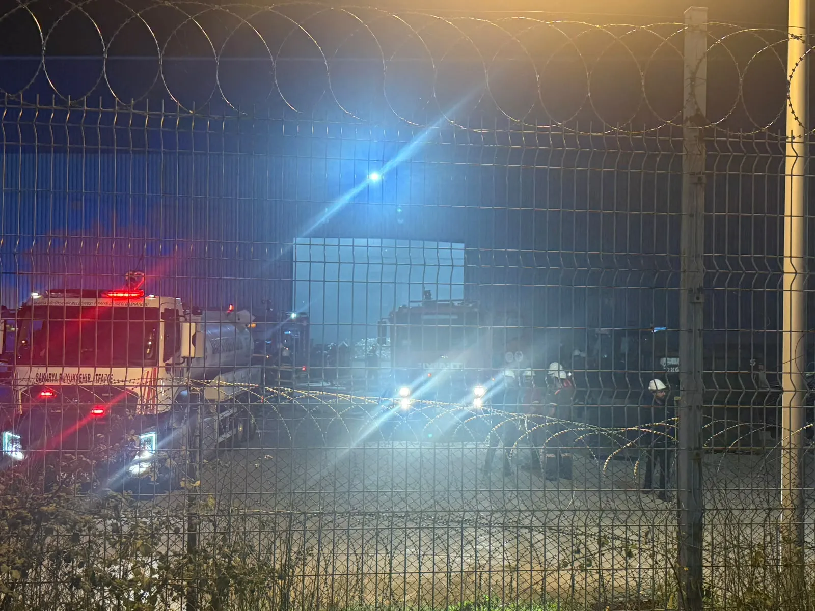 Akyazı'daki fabrikada dehşet anları: Dökümhanede patlama sonrası yangın