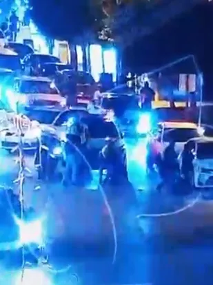 Saniyelerle yarıştı: Boğulmak üzere olan sürücüye polis eli değdi