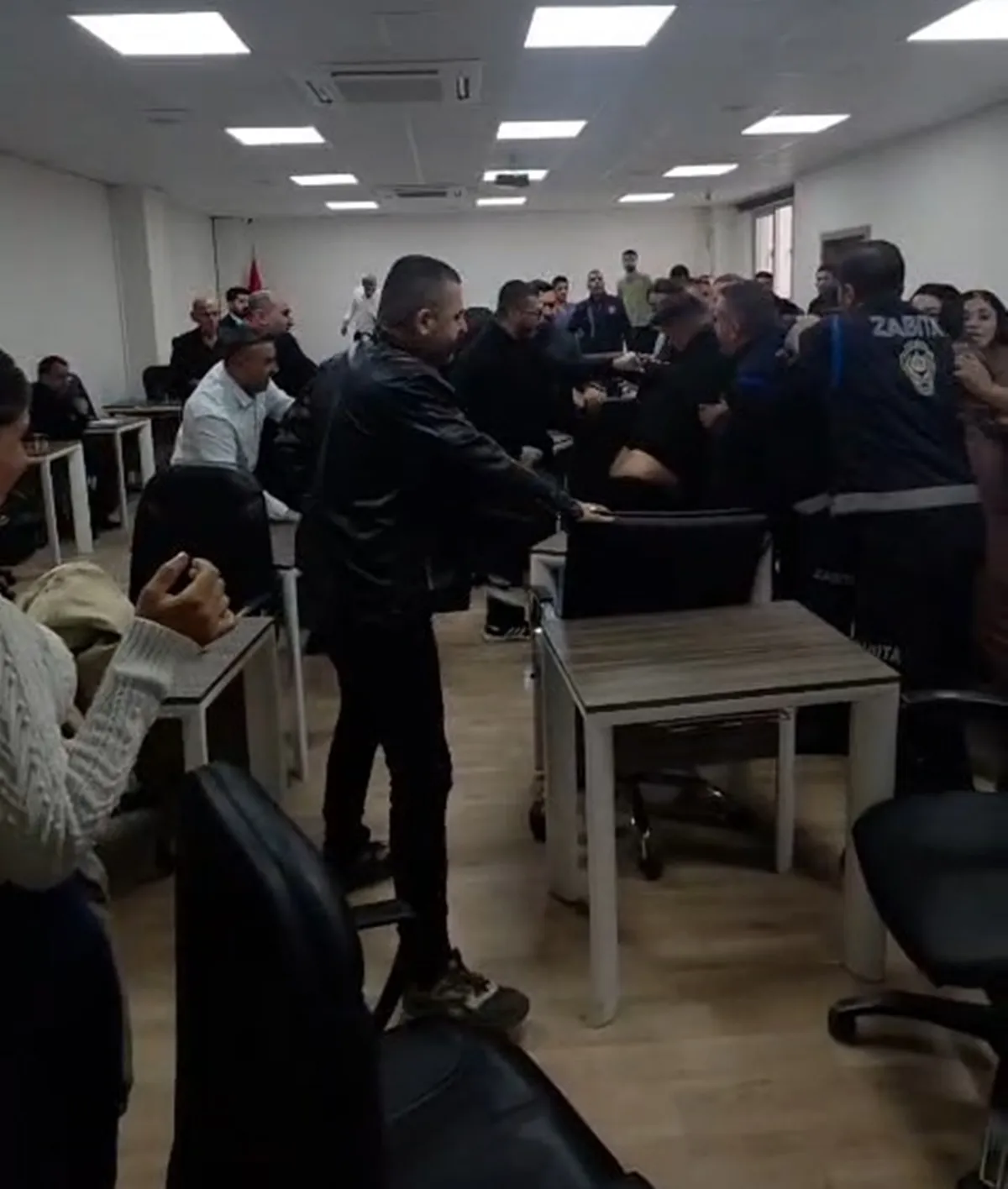 Silopi Belediye Meclisi'nde bütçe gerilimi: Toplantı salonunda yumruklar konuştu