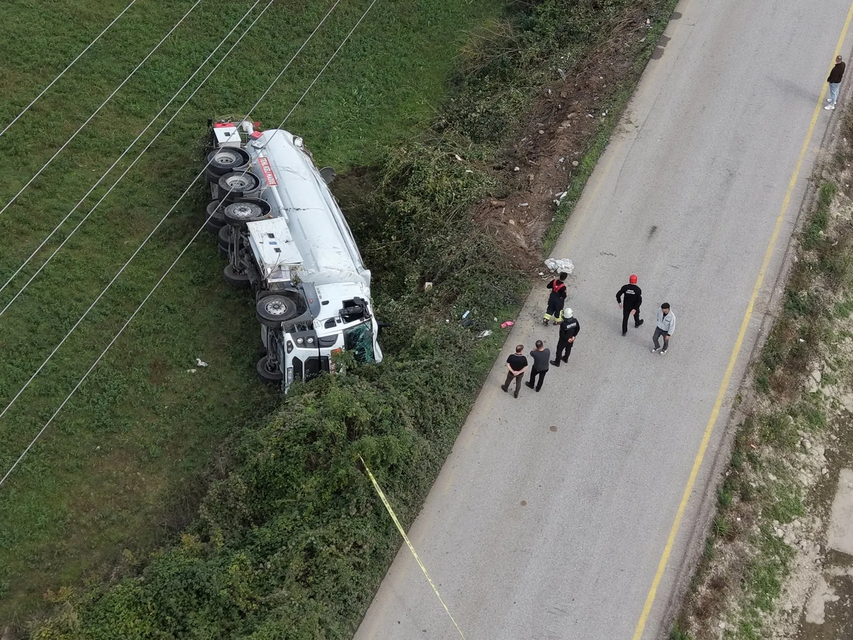 Düzce'de korkutan kaza: Akaryakıt tankeri devrildi, bölgede elektrikler kesildi