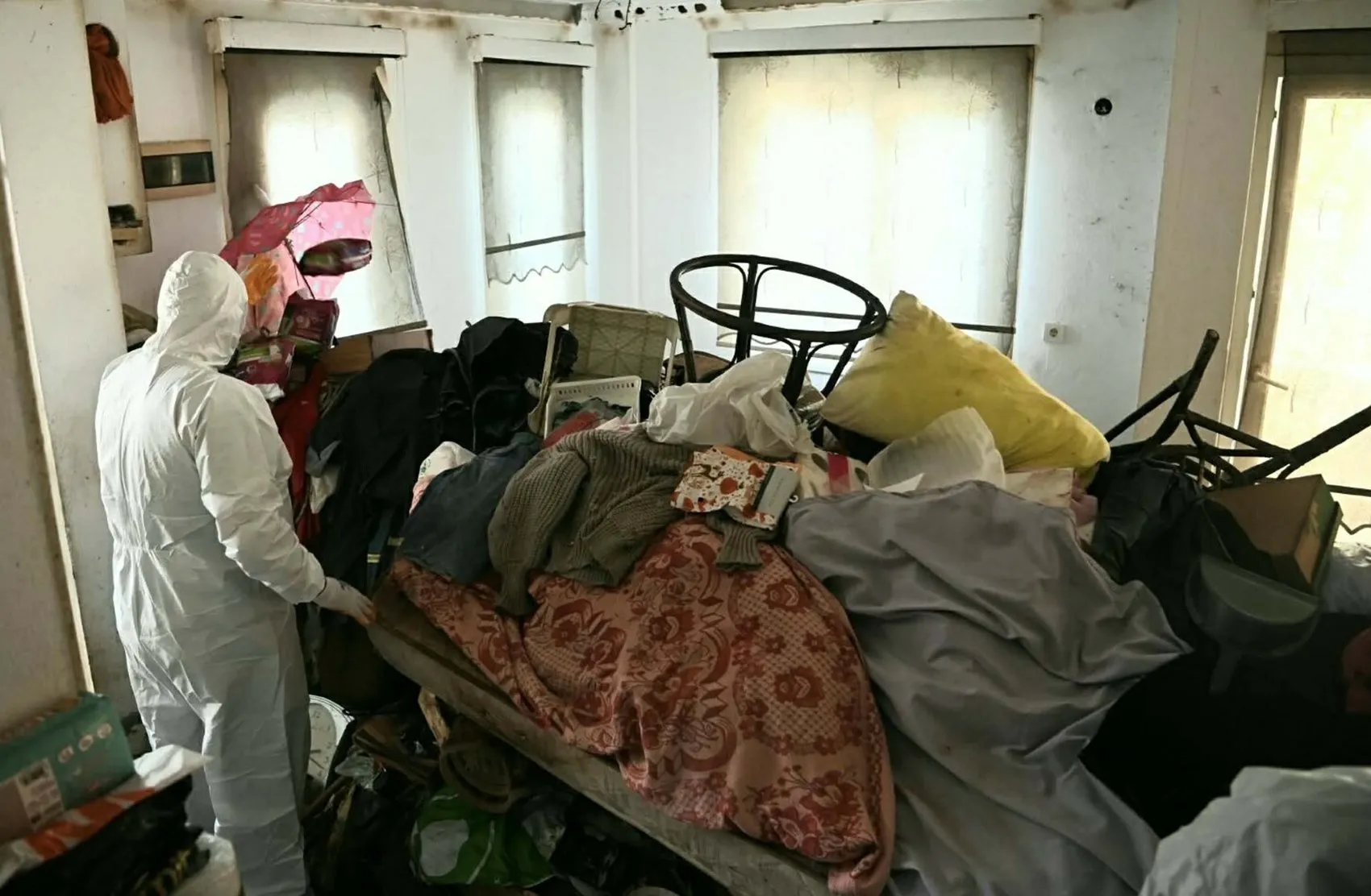 Kuşadası’nda bir mahalle kabusu sona erdi: 3 katlı evden çıkanlar şoke etti