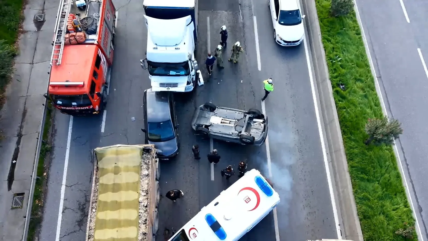 Avrupa Otoyolu'nda dehşet anları: Araçlar hurdaya döndü, trafik felç oldu