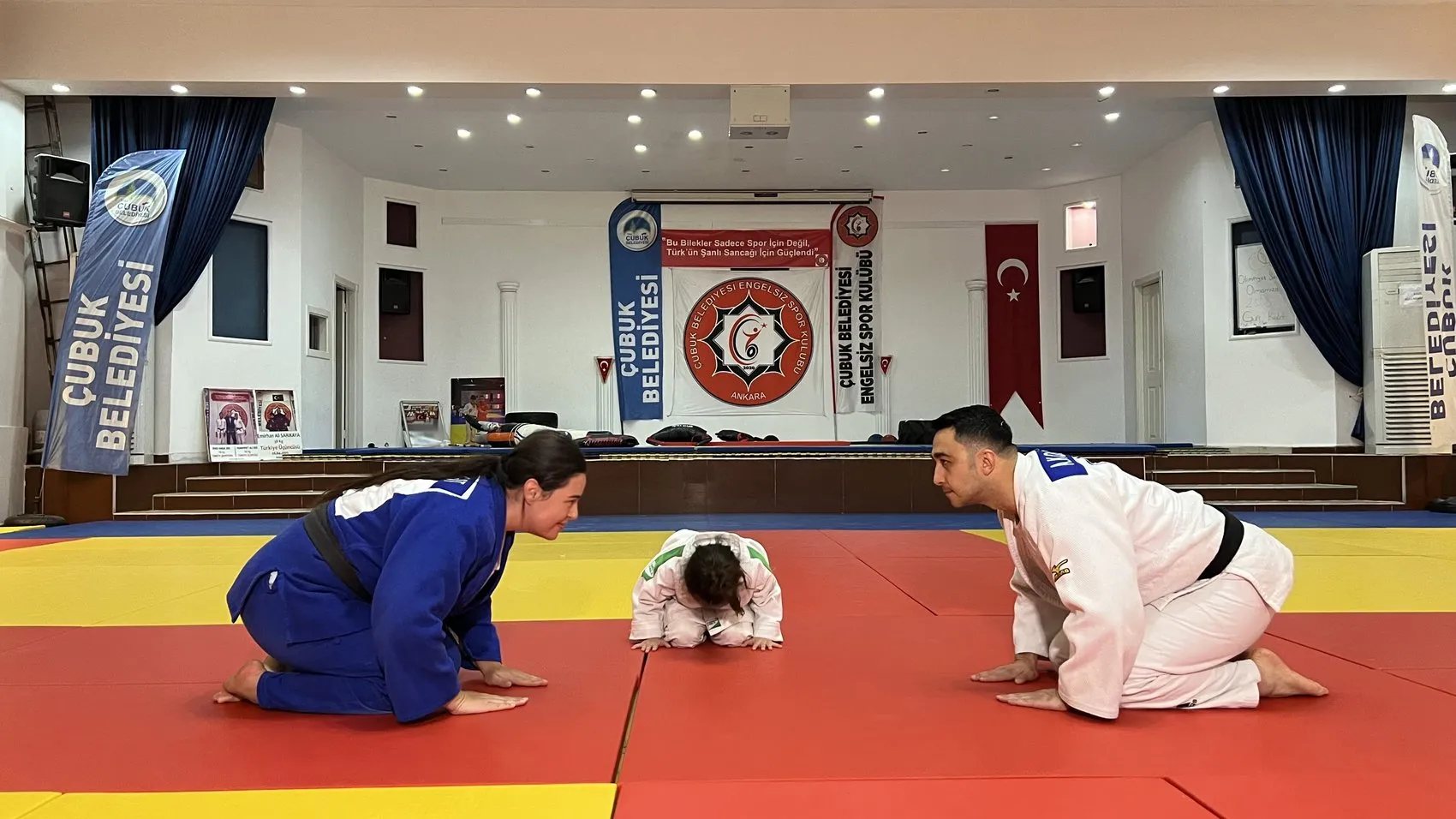 Minik Miray minderin tozunu attırdı: Anne ve babası onun izinden gitti