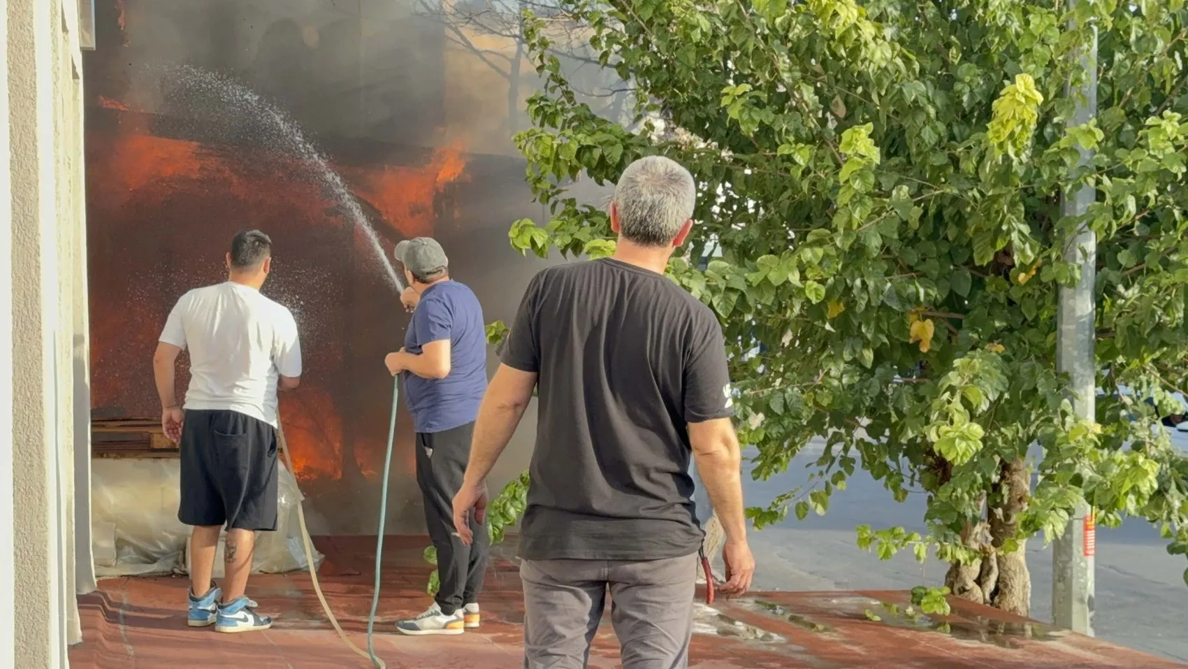 Bodrum'da tadilat heyecanı yerini korkuya bıraktı: Çiçekçi dükkanından yükselen alevler paniğe yol açtı