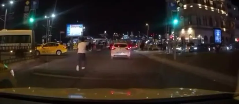 Eminönü'nde korku dolu anlar: Çarptığı yayayı arkasına bile bakmadan bırakıp kaçtı