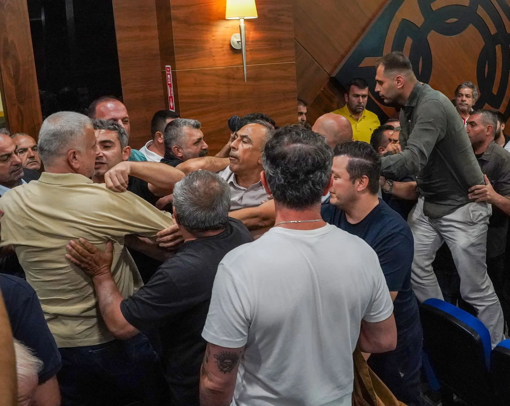 Konyaaltı'nda İpler Koptu: Belediye Meclisi'nde İstifa Sonrası Arbede