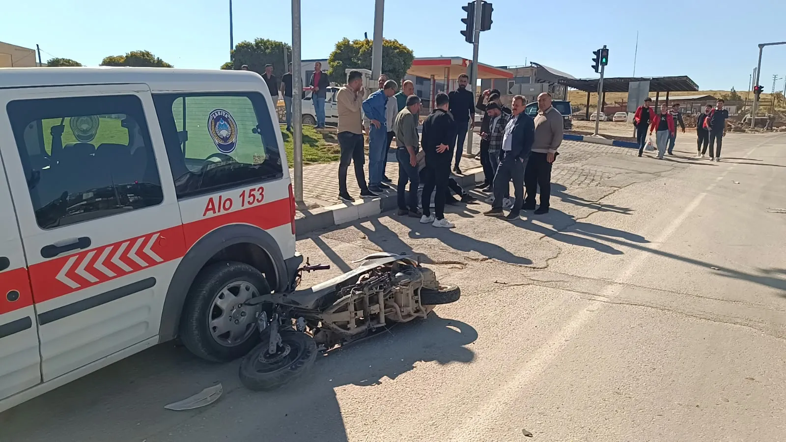 Besni'de trafik dehşeti: Motosiklet sürücüsü yaşam mücadelesi veriyor