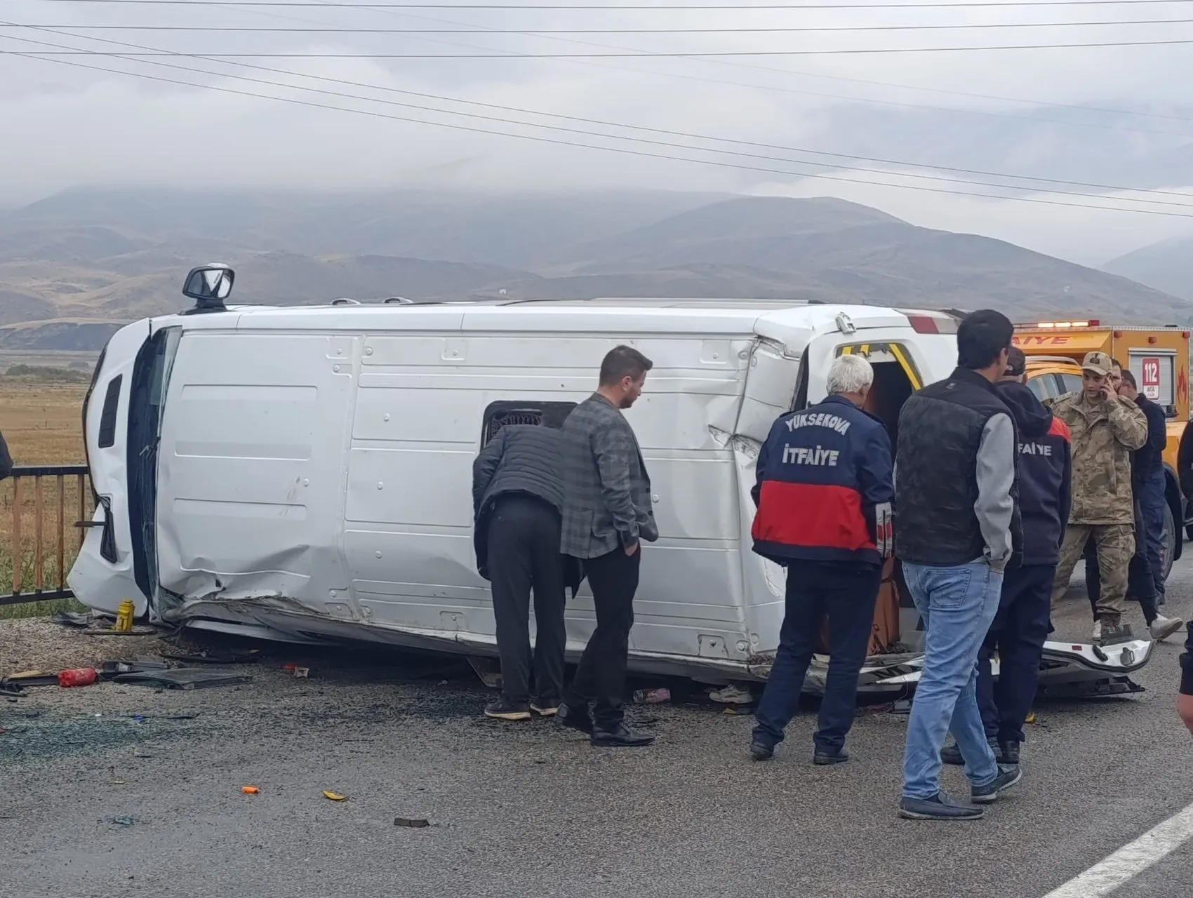 Yüksekova'da okul yolu kabusa döndü: Servis kazasında 12 öğrenci yaralandı