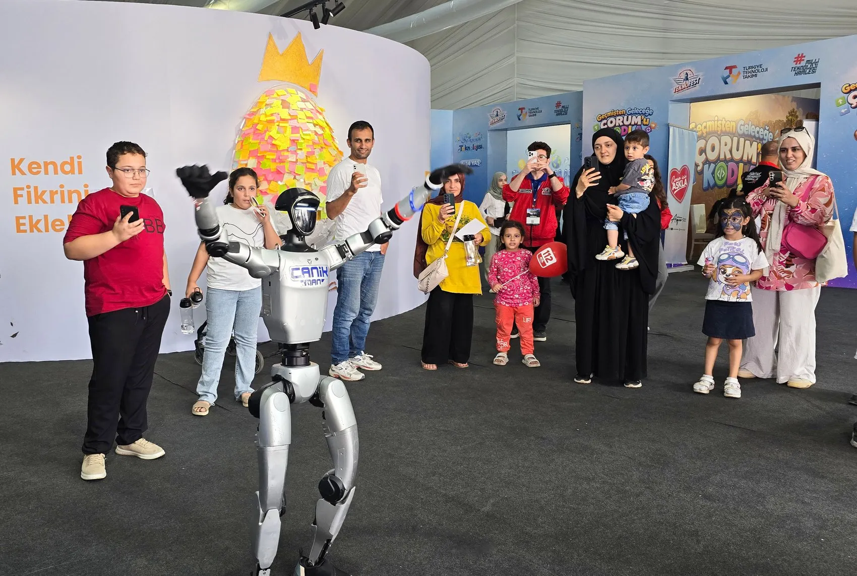Puşi takıp dans eden insansı robot: Şanlıurfa sokaklarında şaşkınlık yarattı