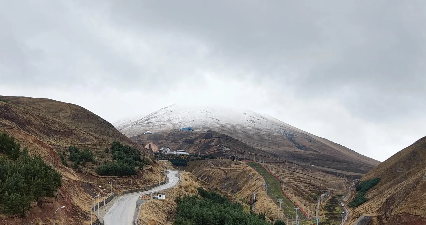Erzurum'da mevsim geçişi sert yaşandı: Palandöken'e sezonun ilk karı düştü