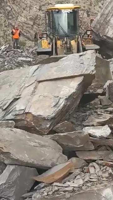 Komato Dağı'nda korkutan heyelan: Ulaşım tamamen durdu
