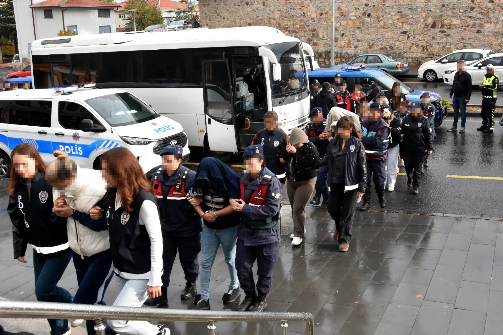 Dokuz ilde eş zamanlı düğmeye basıldı: Fuhuş şebekesine ağır darbe