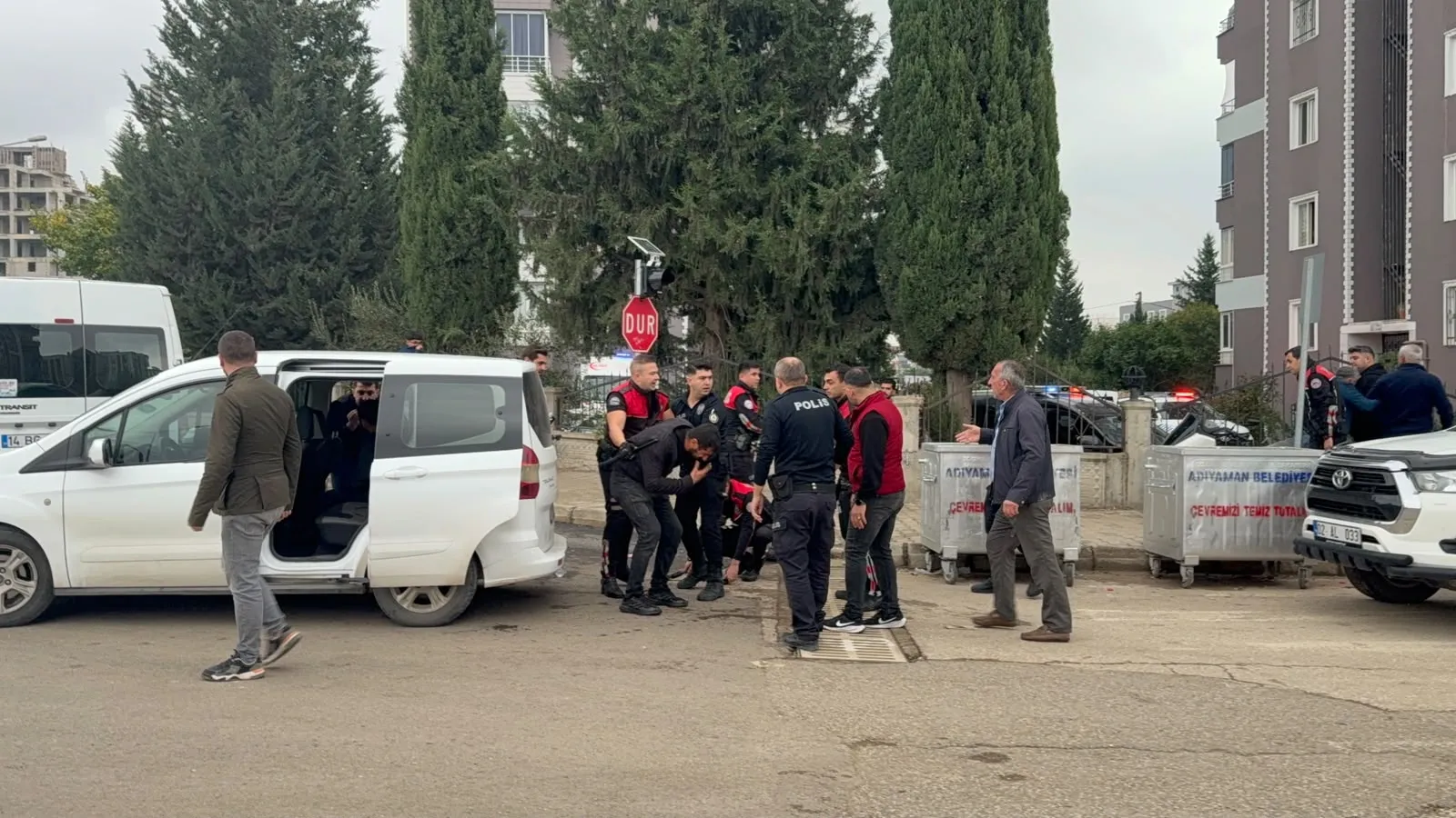 Adıyaman'da site sakinlerini sokağa döken gerginlik: 5 kişi emniyete götürüldü