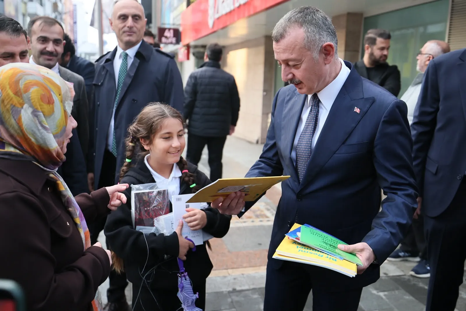 İzmit'in asırlık çınarları bu kez bilgi meyveleri verdi: 7 bin kitap dakikalar içinde tükendi
