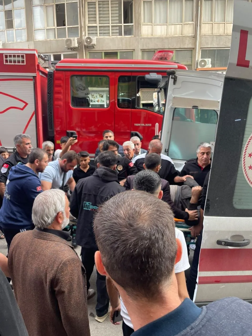 Kızıltepe'de korkunç kaza: Bakım halatı koptu, işçiler metrelerce yüksekten çakıldı