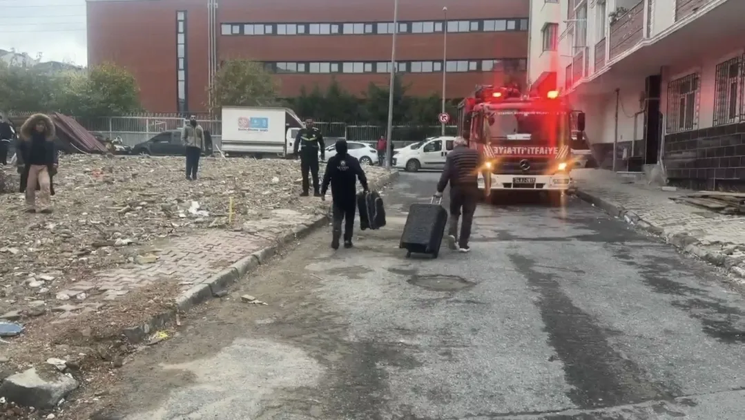 Küçükçekmece'de korku dolu anlar: 7 katlı binadan gelen sesler üzerine acil tahliye kararı