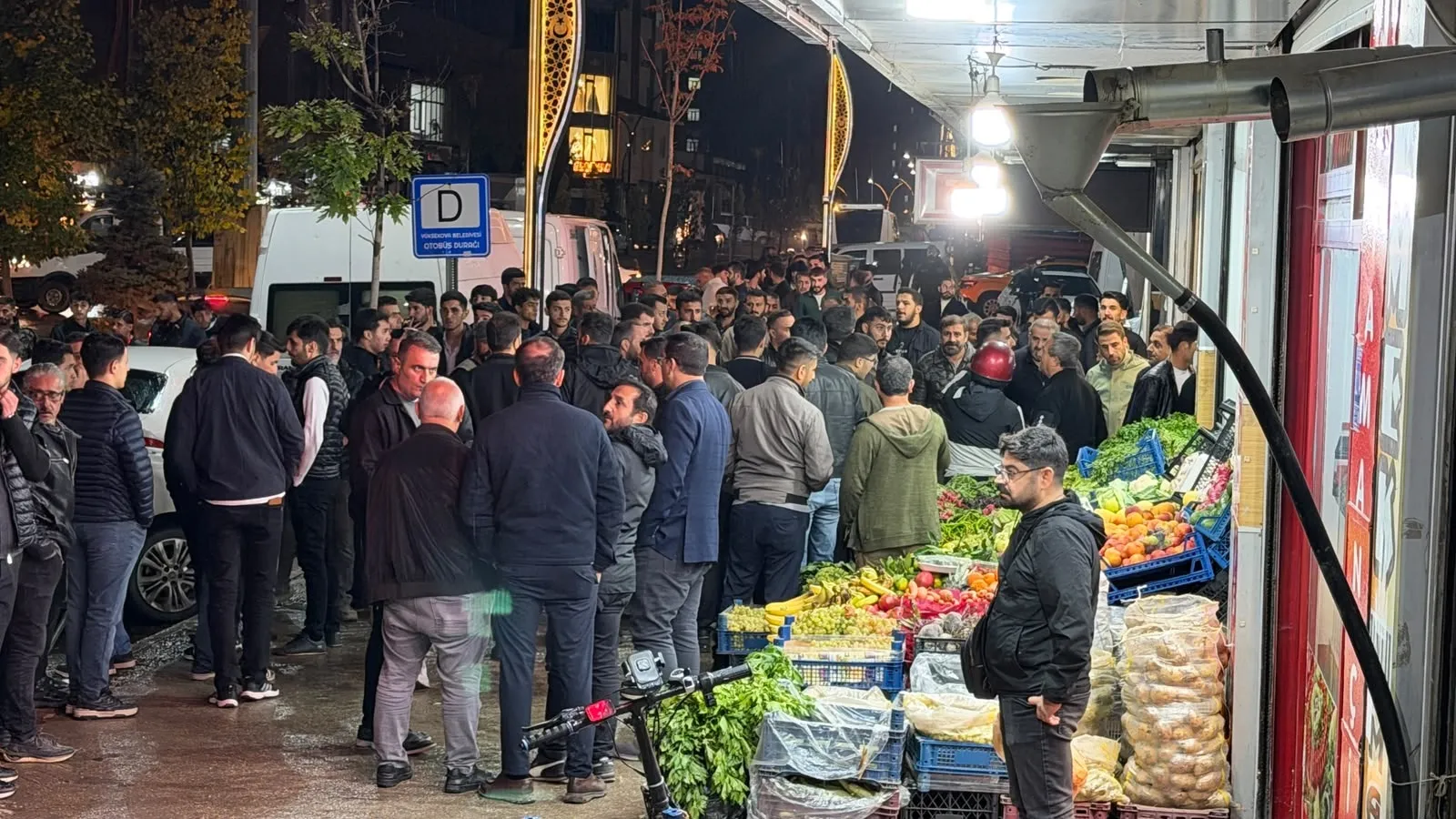 Yüksekova'nın merkezinde silahlı dehşet: Üç kişi hastanelik oldu